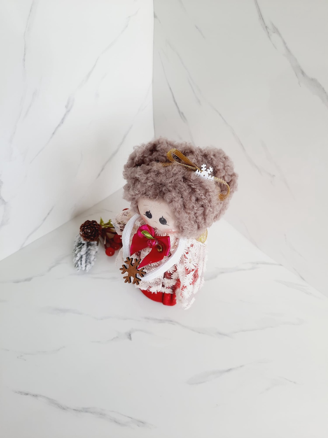 Doamna din cor cu rochie rosie - jucării și echipamente pentru copii - jucării și accesorii pentru copii - păpuși de joacă - Artynos.ro