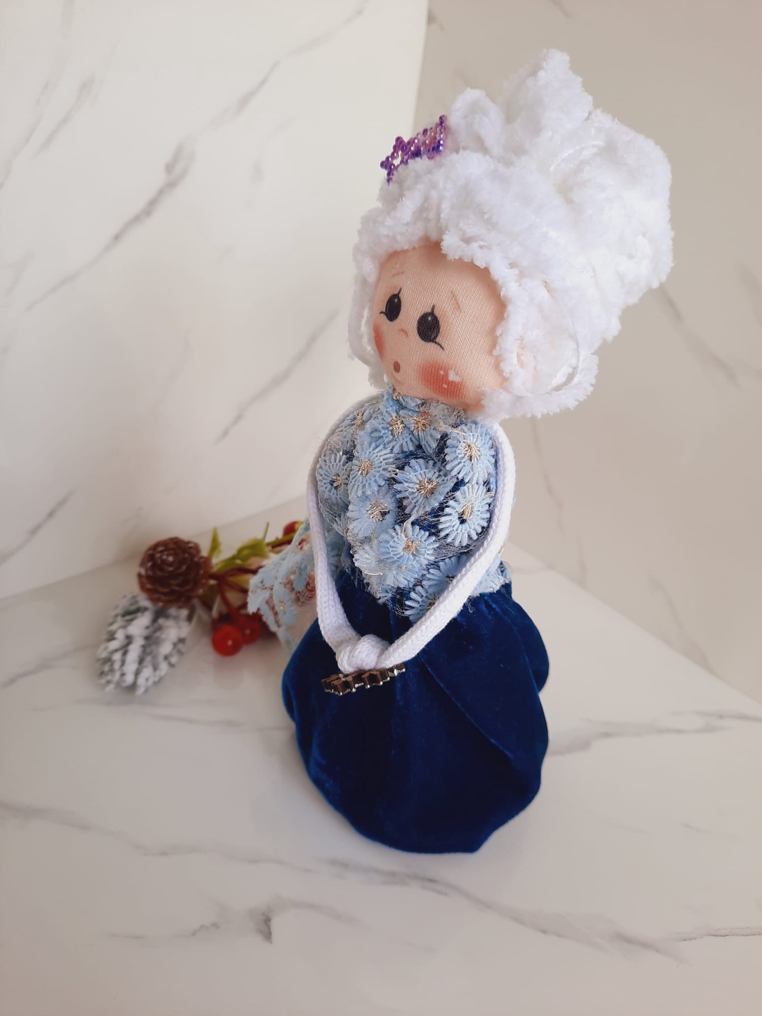 Doamna din cor cu rochie turcoise - jucării și echipamente pentru copii - jucării și accesorii pentru copii - păpuși de joacă - Artynos.ro Doamna din cor cu rochie turcoise - jucării și echipamente pentru copii - jucării și accesorii pentru copii - păpuși de joacă - Artynos.ro