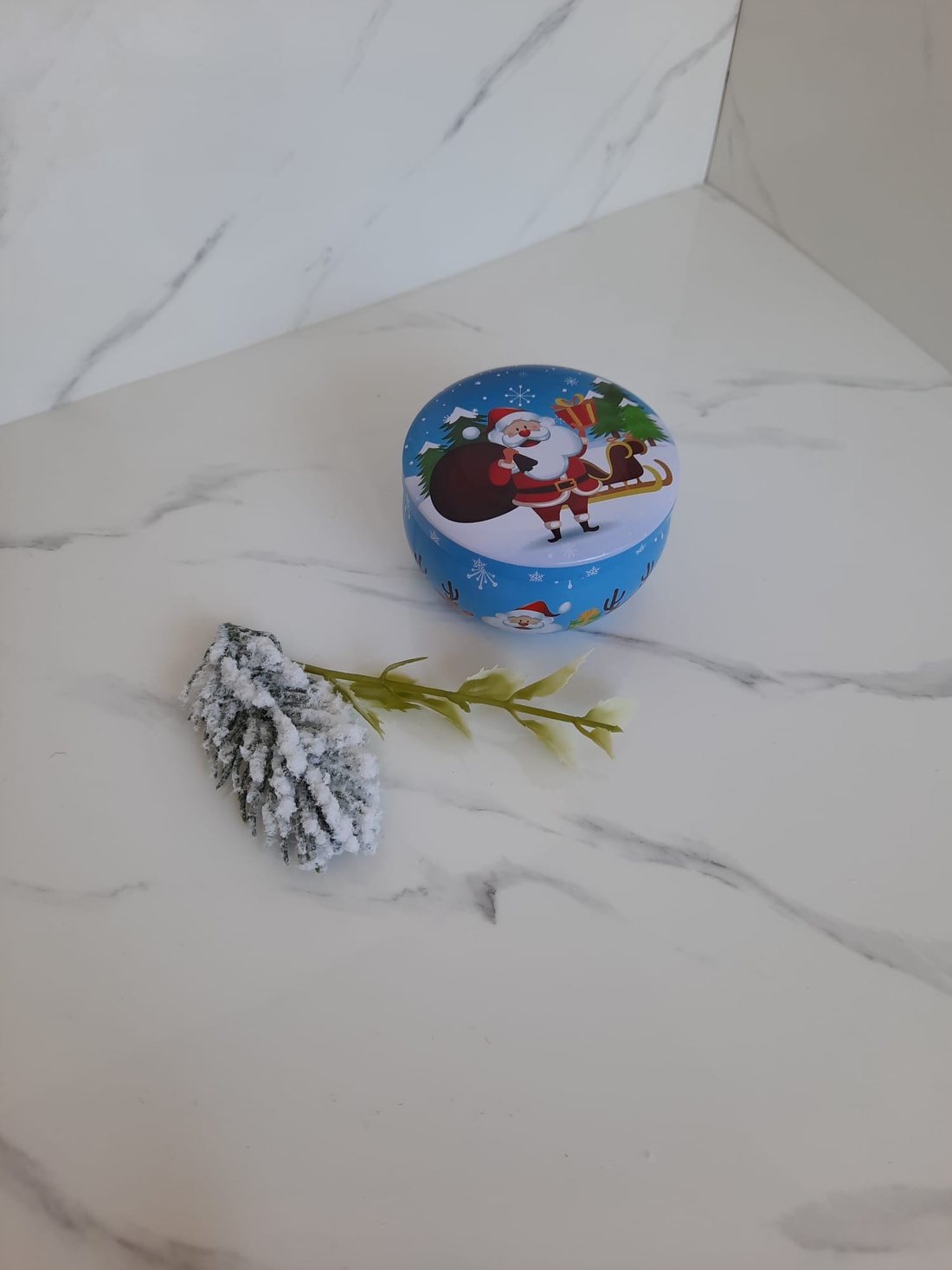 Lumanare in cutie cu model de Craciun - casă & stil de viață - lumânări, parfumuri, arome - lumânare - lumânări artizanale - Artynos.ro Lumanare in cutie cu model de Craciun - casă & stil de viață - lumânări, parfumuri, arome - lumânare - lumânări artizanale - Artynos.ro