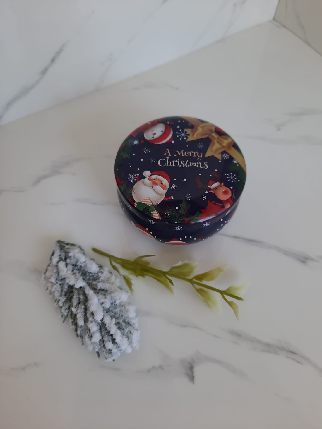 Lumanare in cutie cu model de Craciun - casă & stil de viață - lumânări, parfumuri, arome - lumânare - lumânări artizanale - Artynos.ro Lumanare in cutie cu model de Craciun - casă & stil de viață - lumânări, parfumuri, arome - lumânare - lumânări artizanale - Artynos.ro