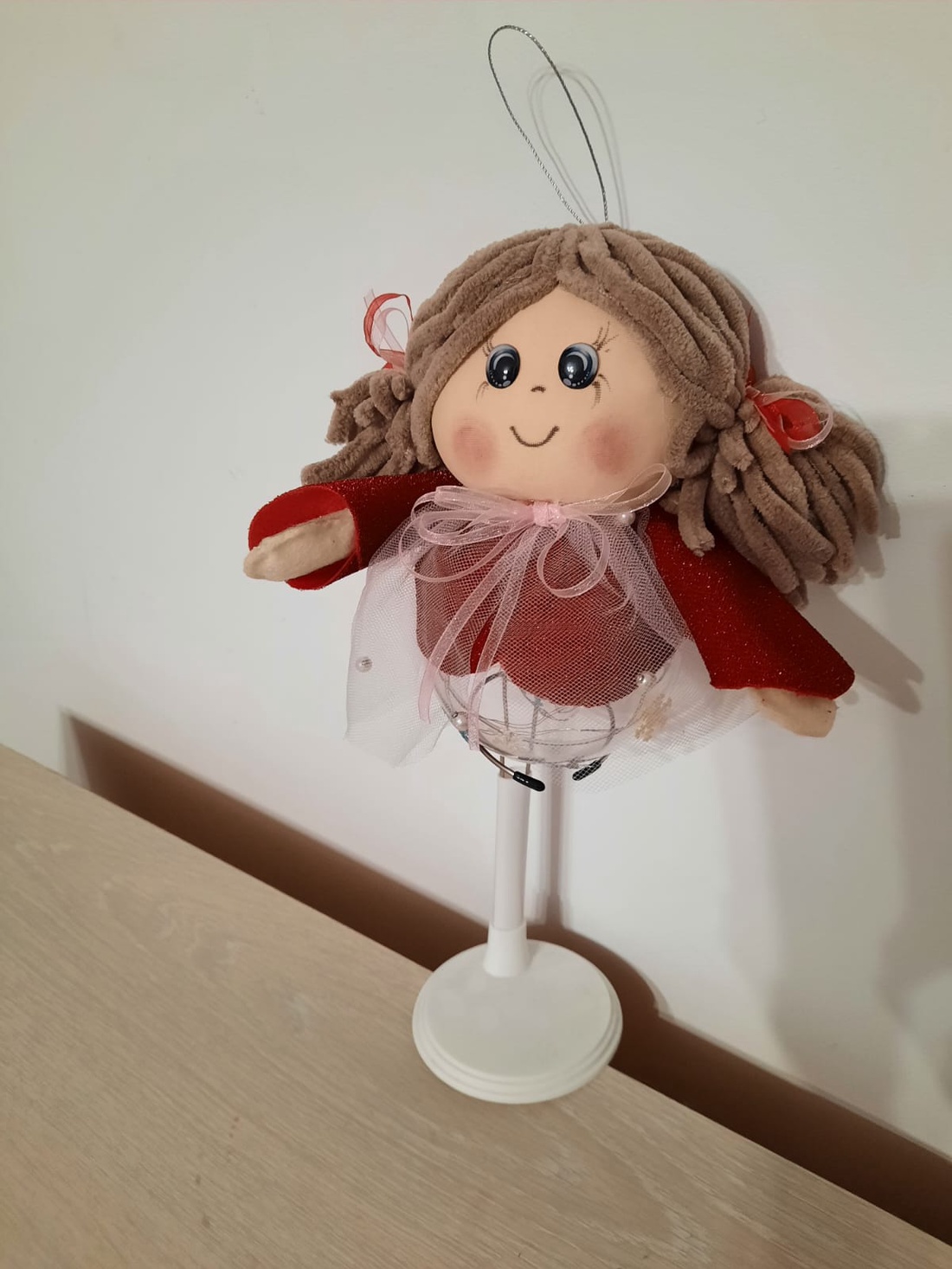 Fetita in costum rosu decoratiune - crăciun - decorațiuni de crăciun de casă - globuri de crăciun - Artynos.ro