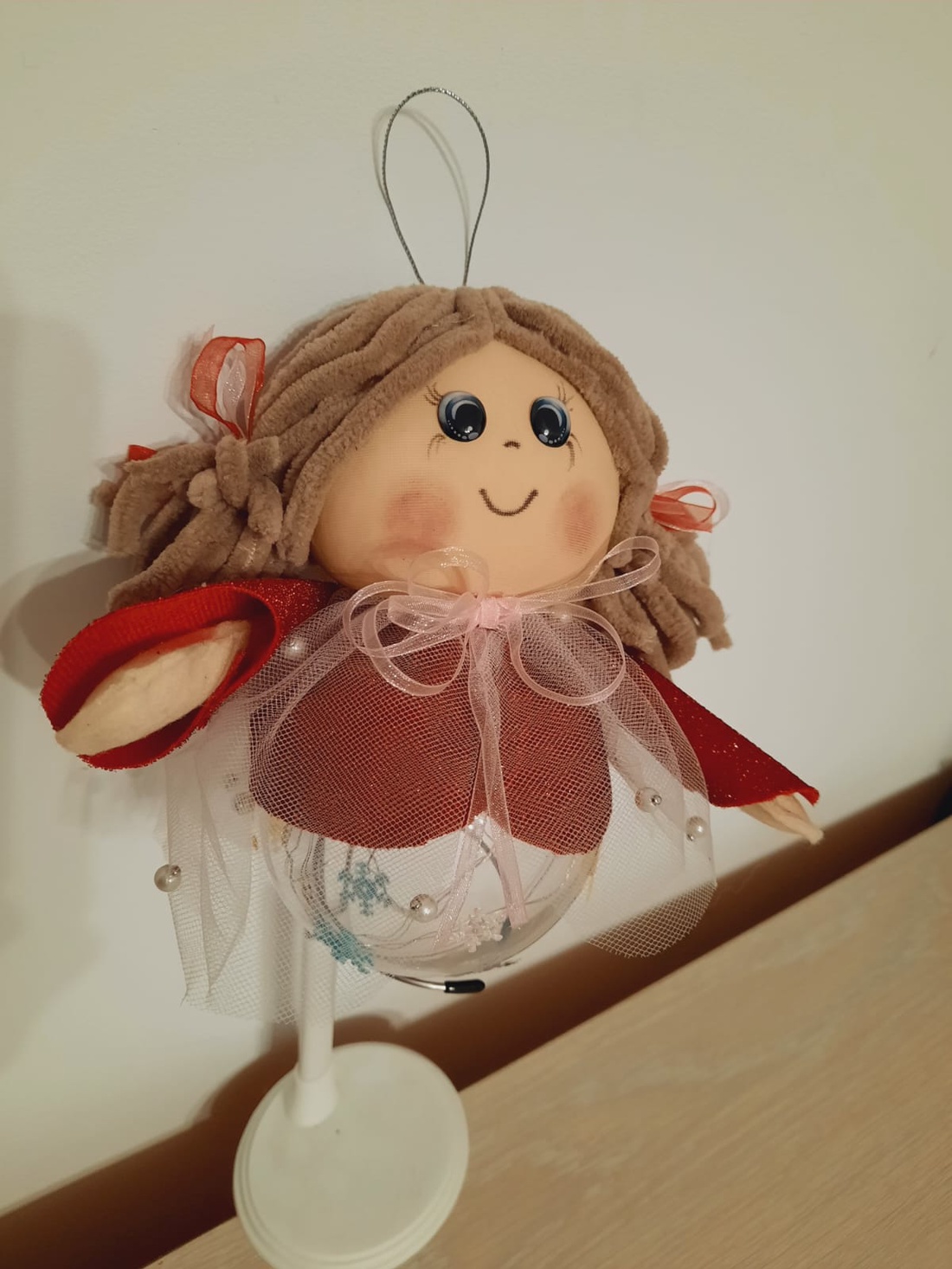 Fetita in costum rosu decoratiune - crăciun - decorațiuni de crăciun de casă - globuri de crăciun - Artynos.ro