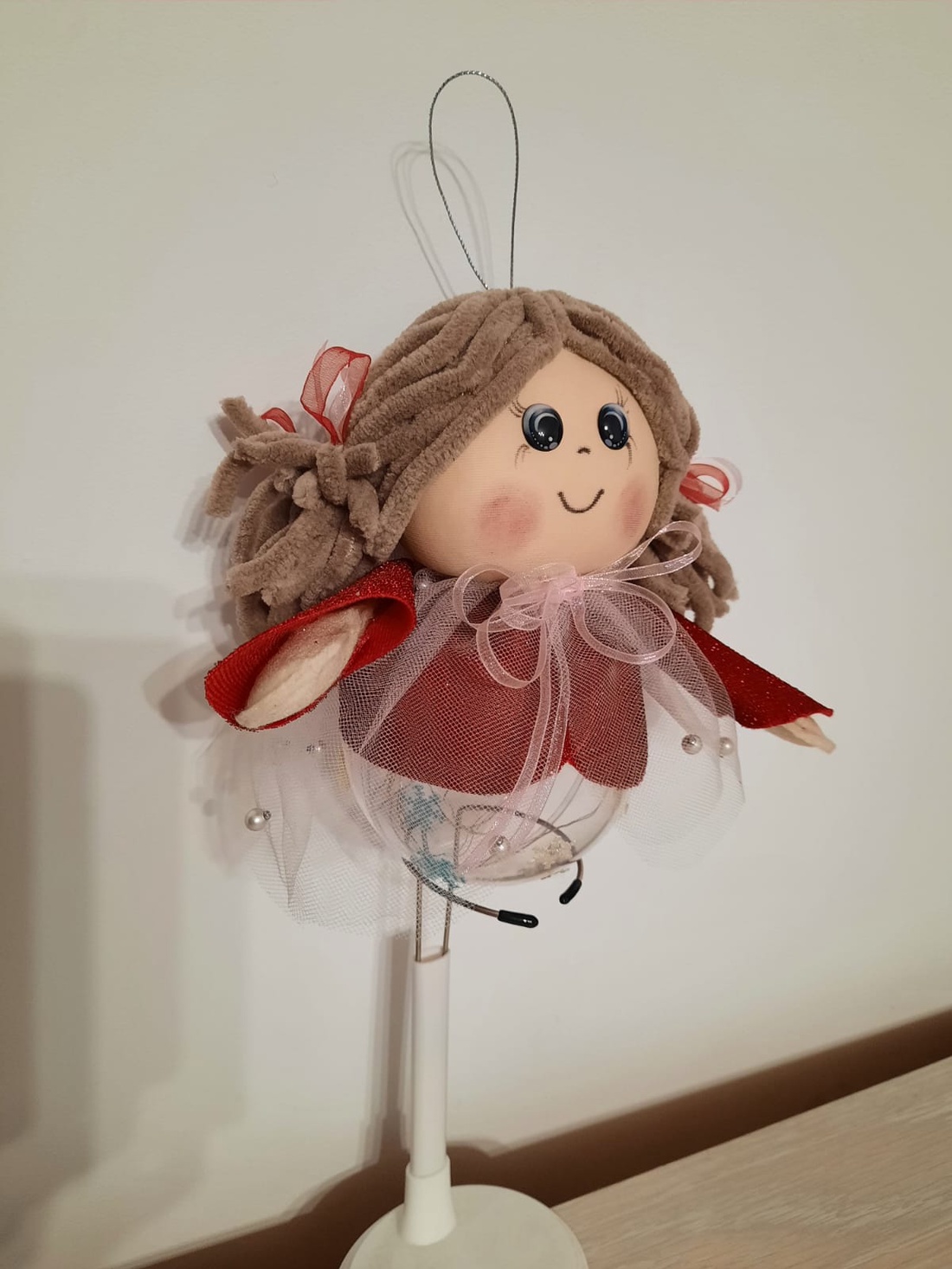 Fetita in costum rosu decoratiune - crăciun - decorațiuni de crăciun de casă - globuri de crăciun - Artynos.ro