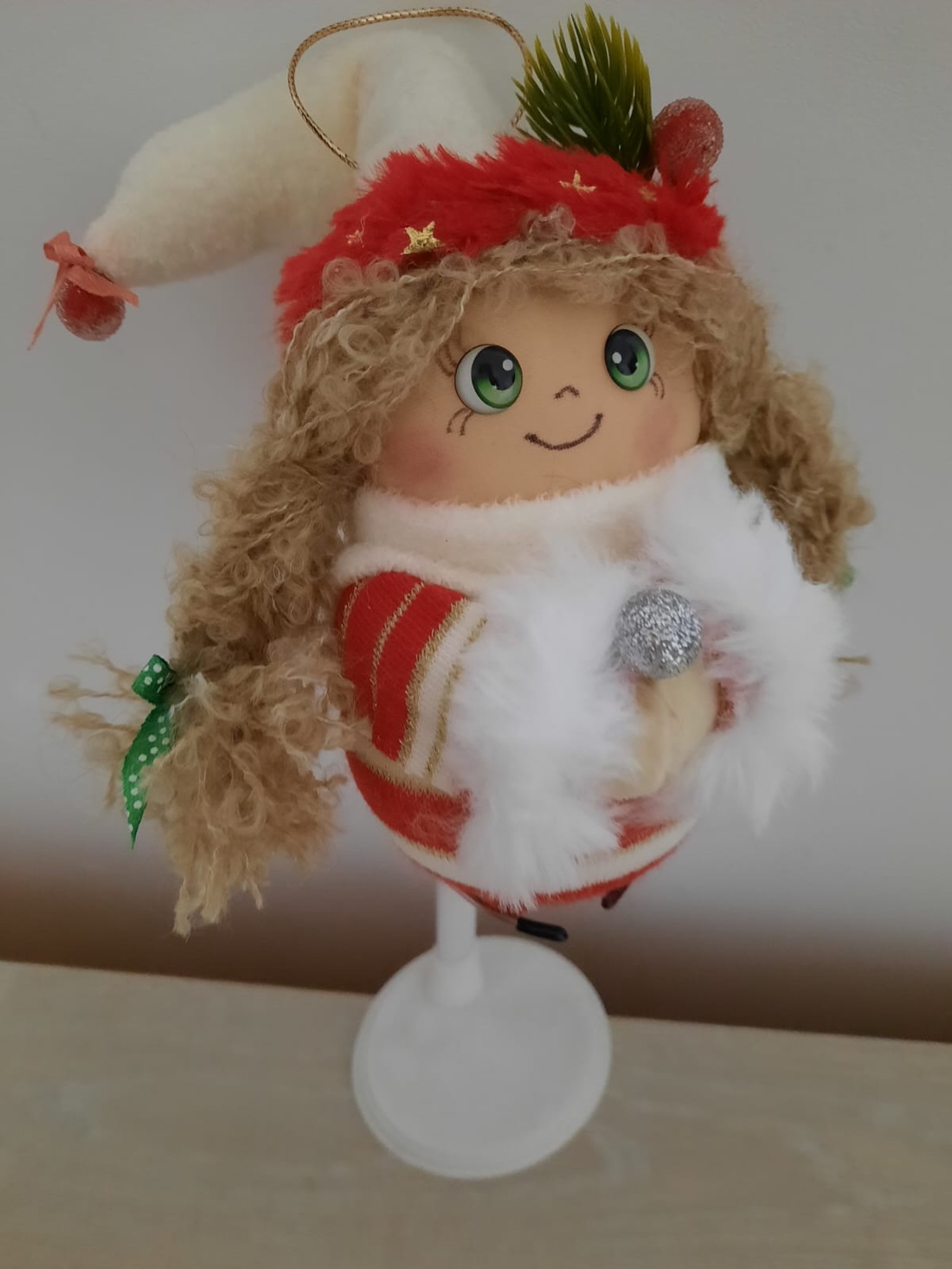 Fetita in costum rosu decoratiune - crăciun - decorațiuni de crăciun de casă - globuri de crăciun - Artynos.ro