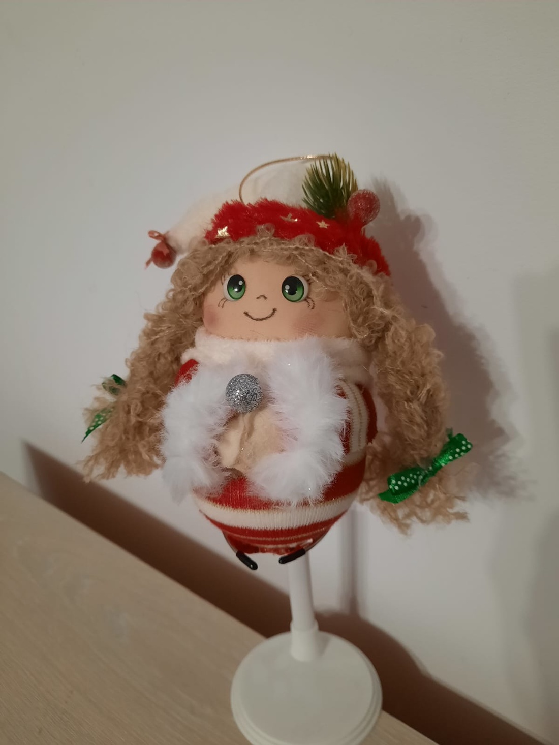 Fetita in costum rosu decoratiune - crăciun - decorațiuni de crăciun de casă - globuri de crăciun - Artynos.ro