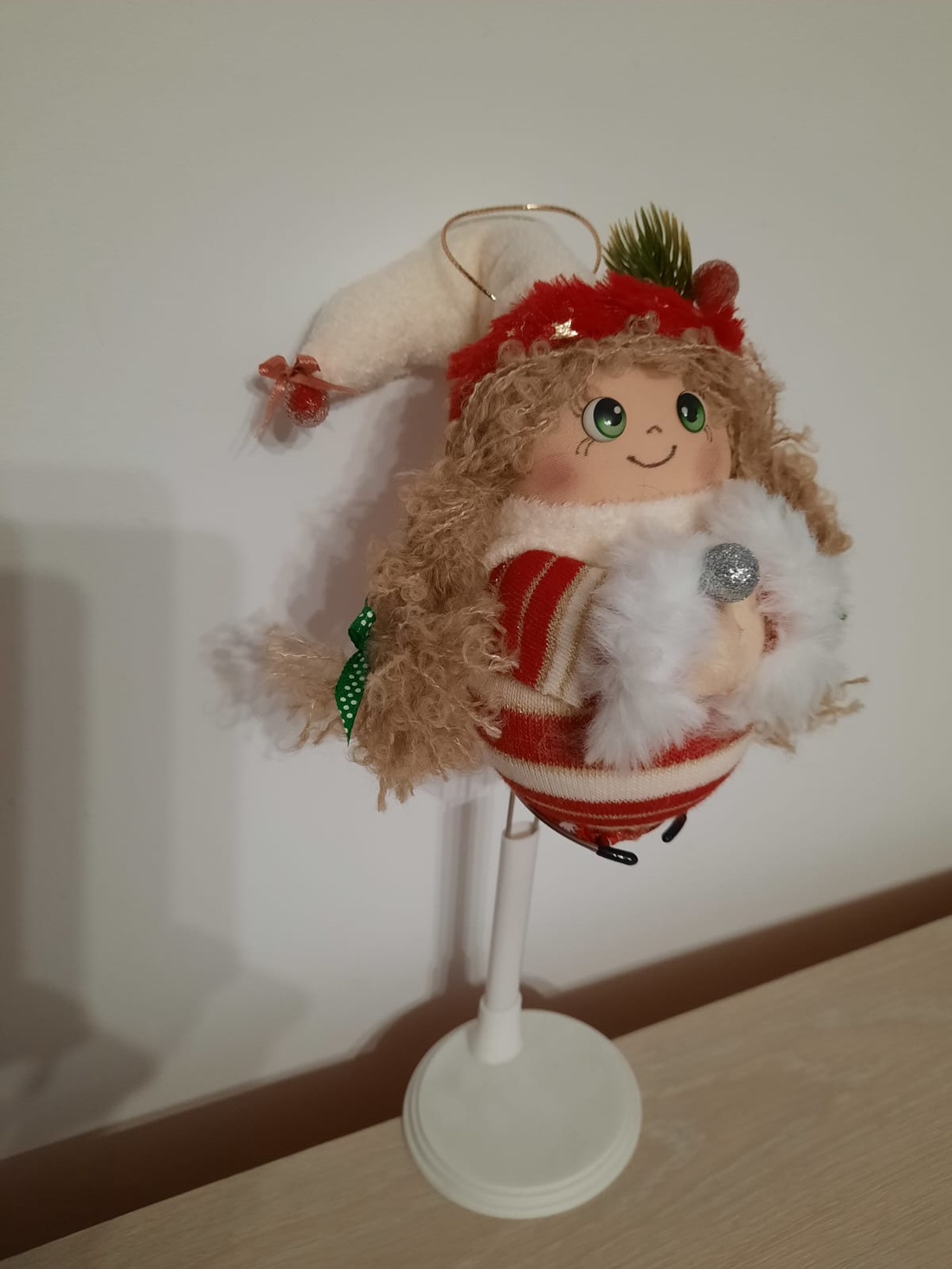 Fetita in costum rosu decoratiune - crăciun - decorațiuni de crăciun de casă - globuri de crăciun - Artynos.ro