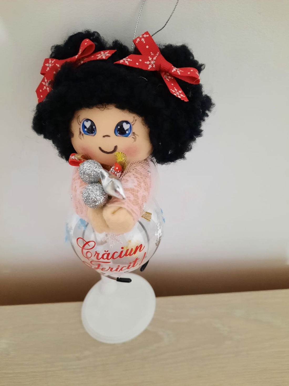 Fetita bruneta decoratiune - crăciun - decorațiuni de crăciun de casă - globuri de crăciun - Artynos.ro