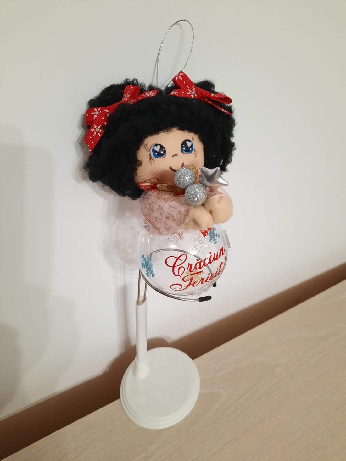 Fetita bruneta decoratiune - crăciun - decorațiuni de crăciun de casă - globuri de crăciun - Artynos.ro