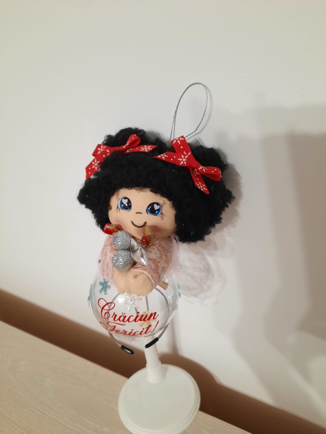 Fetita bruneta decoratiune - crăciun - decorațiuni de crăciun de casă - globuri de crăciun - Artynos.ro