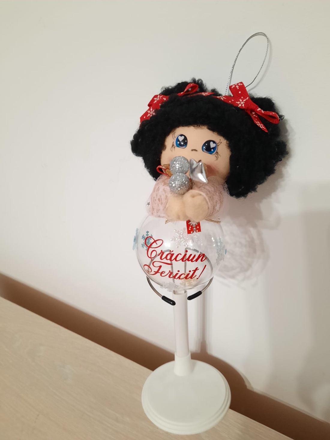 Fetita bruneta decoratiune - crăciun - decorațiuni de crăciun de casă - globuri de crăciun - Artynos.ro