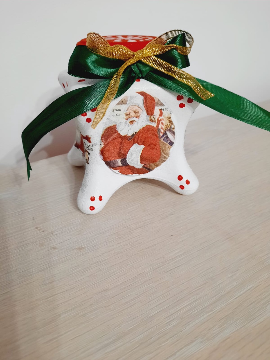 Bomboniera cu Mos Craciun - casă & stil de viață - accesorii pentru decorat casa - decorațiuni de masă și decorațiuni pentru rafturi  - decorațiuni de masă - Artynos.ro