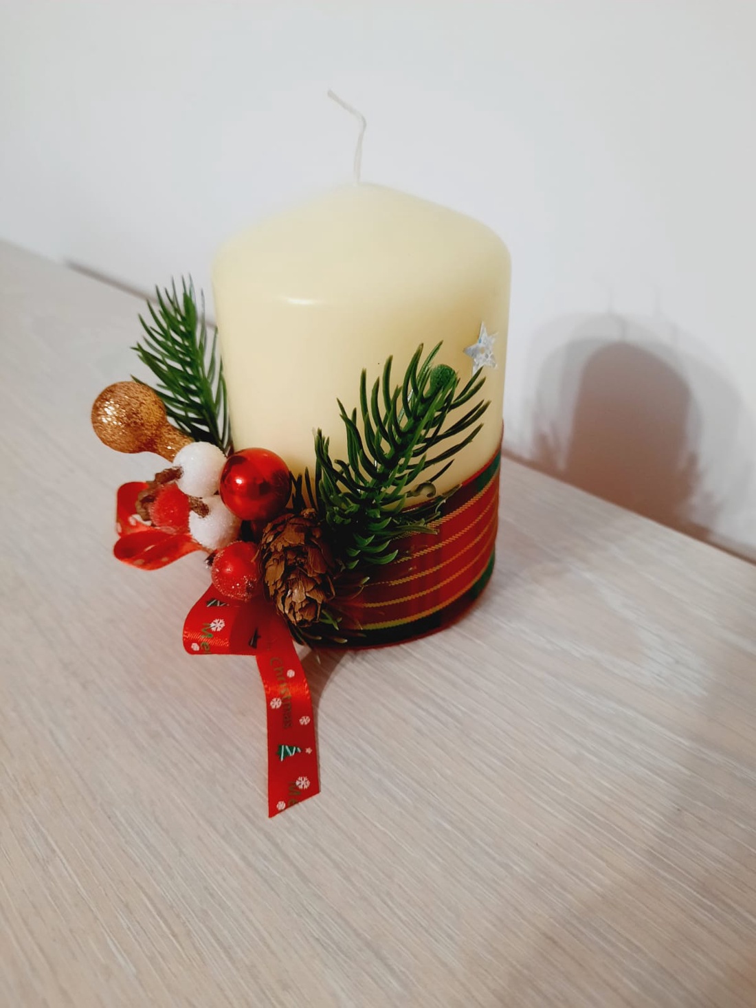 Lumanare scurta decorata crem - casă & stil de viață - lumânări, parfumuri, arome - lumânări și sfeșnice - Artynos.ro