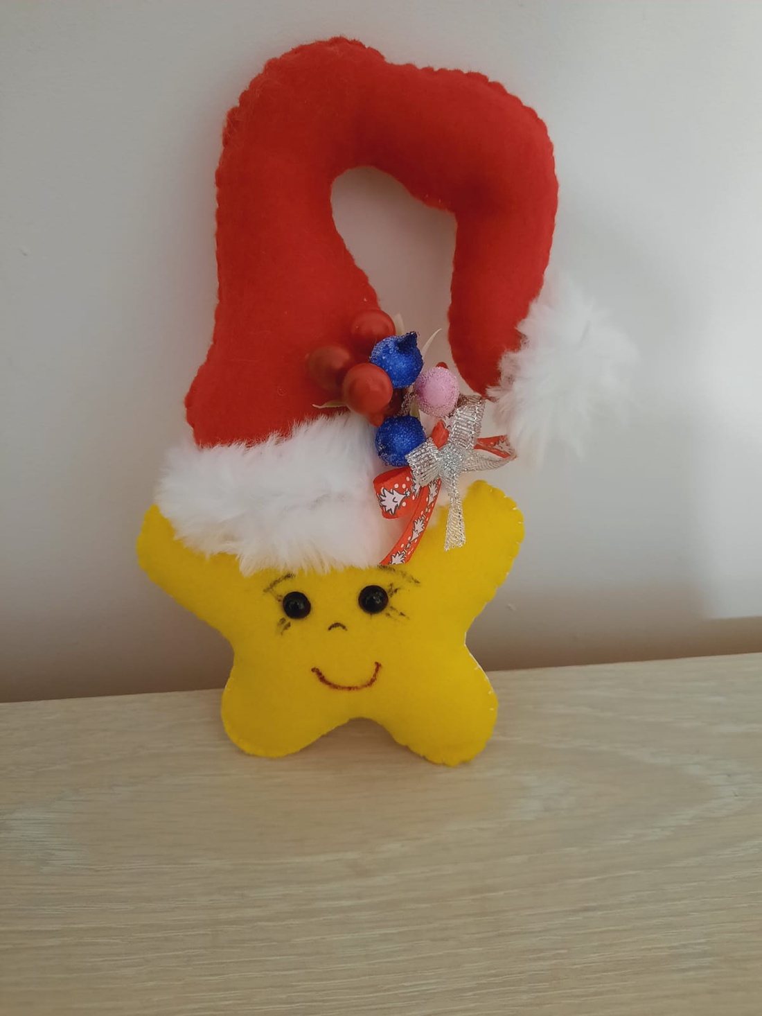 Steluta cu caciula rosie de agatat - crăciun - decorațiuni de crăciun de casă - globuri de crăciun - Artynos.ro