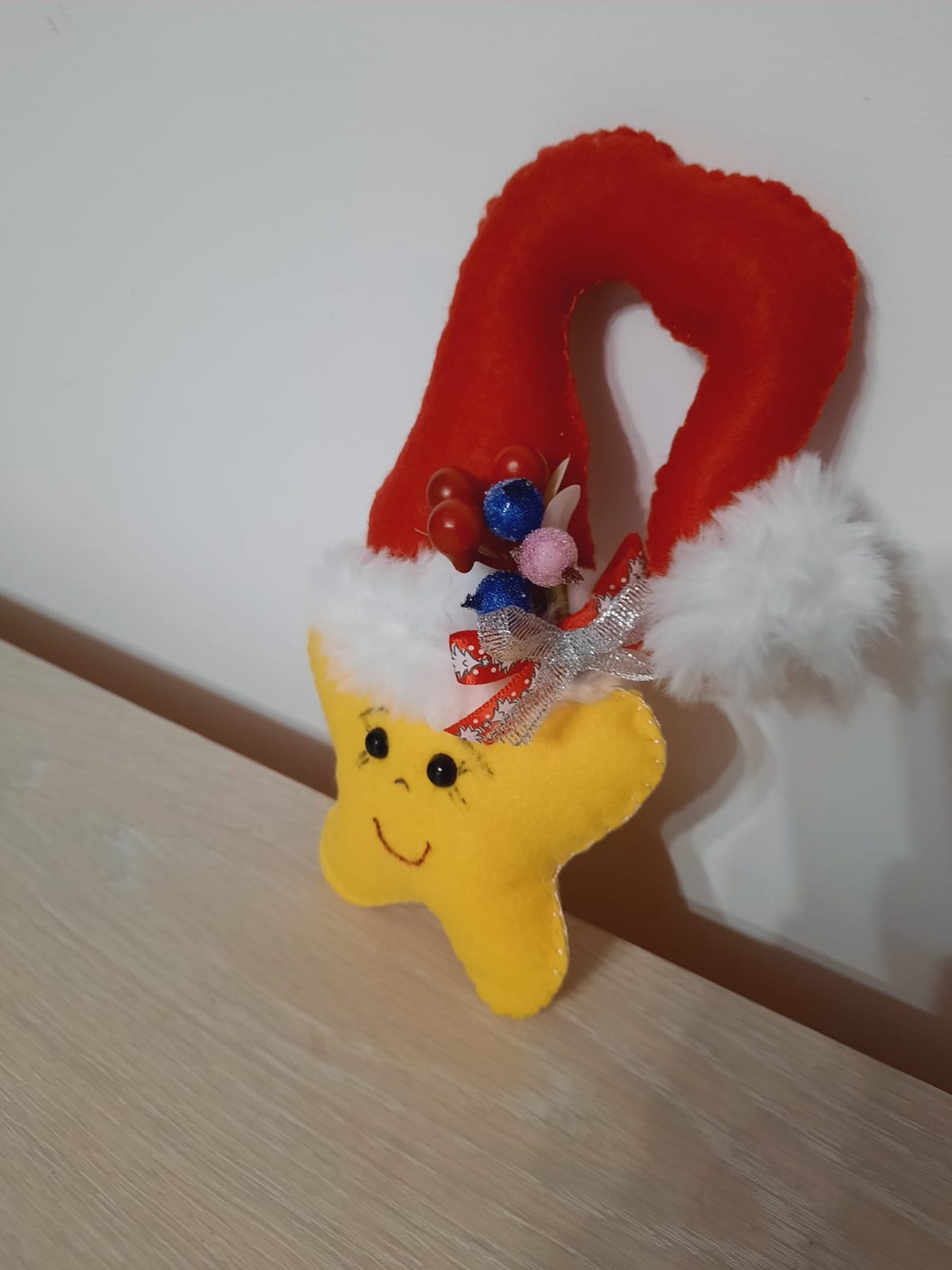 Steluta cu caciula rosie de agatat - crăciun - decorațiuni de crăciun de casă - globuri de crăciun - Artynos.ro