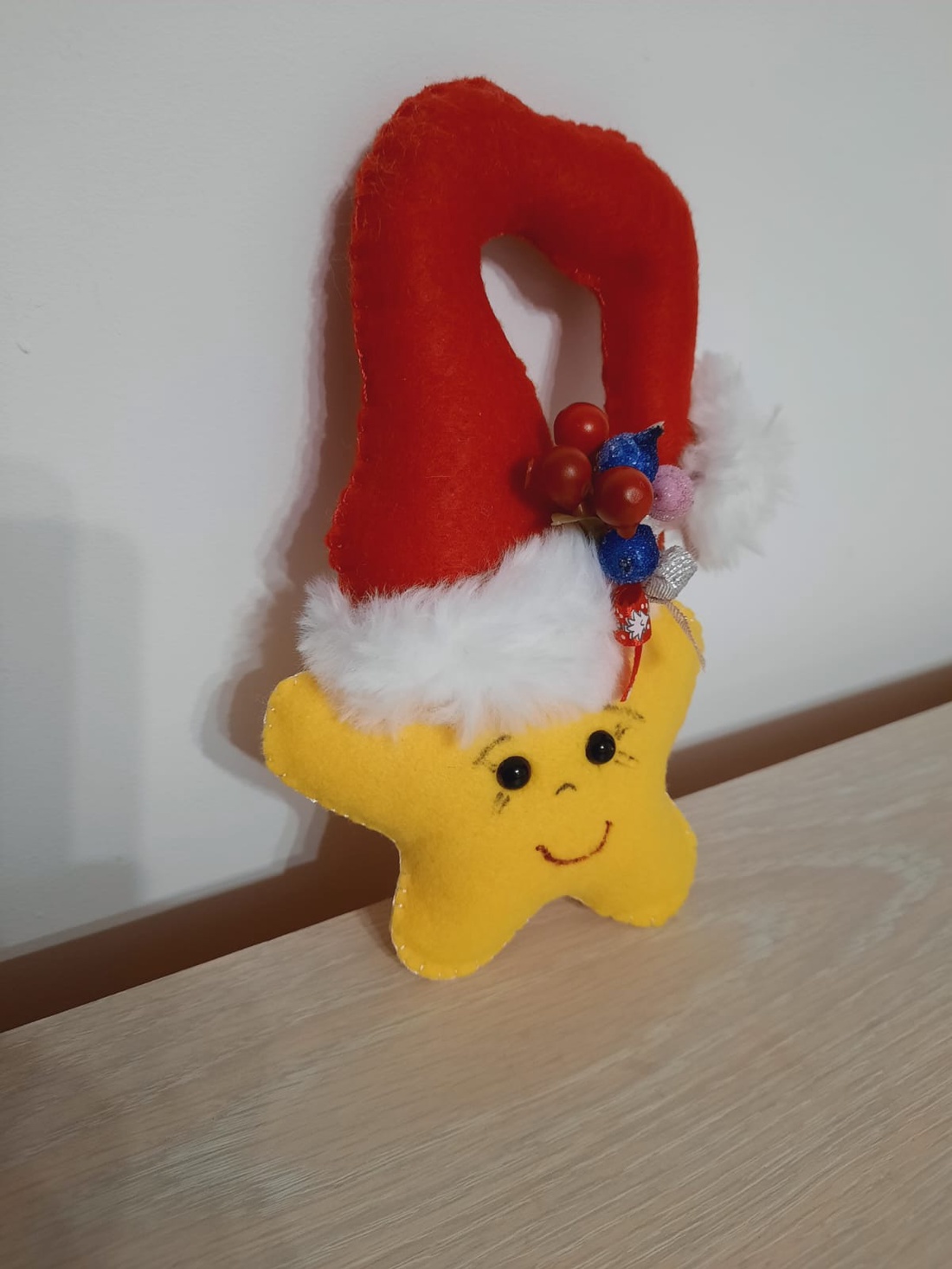 Steluta cu caciula rosie de agatat - crăciun - decorațiuni de crăciun de casă - globuri de crăciun - Artynos.ro