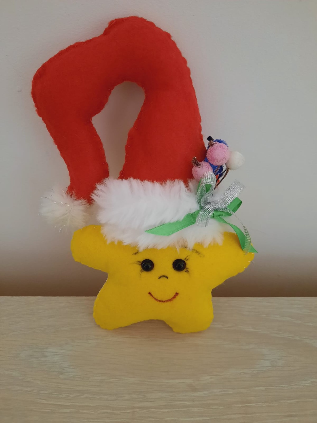 Steluta cu caciula rosie si panglica verde de agatat - crăciun - decorațiuni de crăciun de casă - globuri de crăciun - Artynos.ro