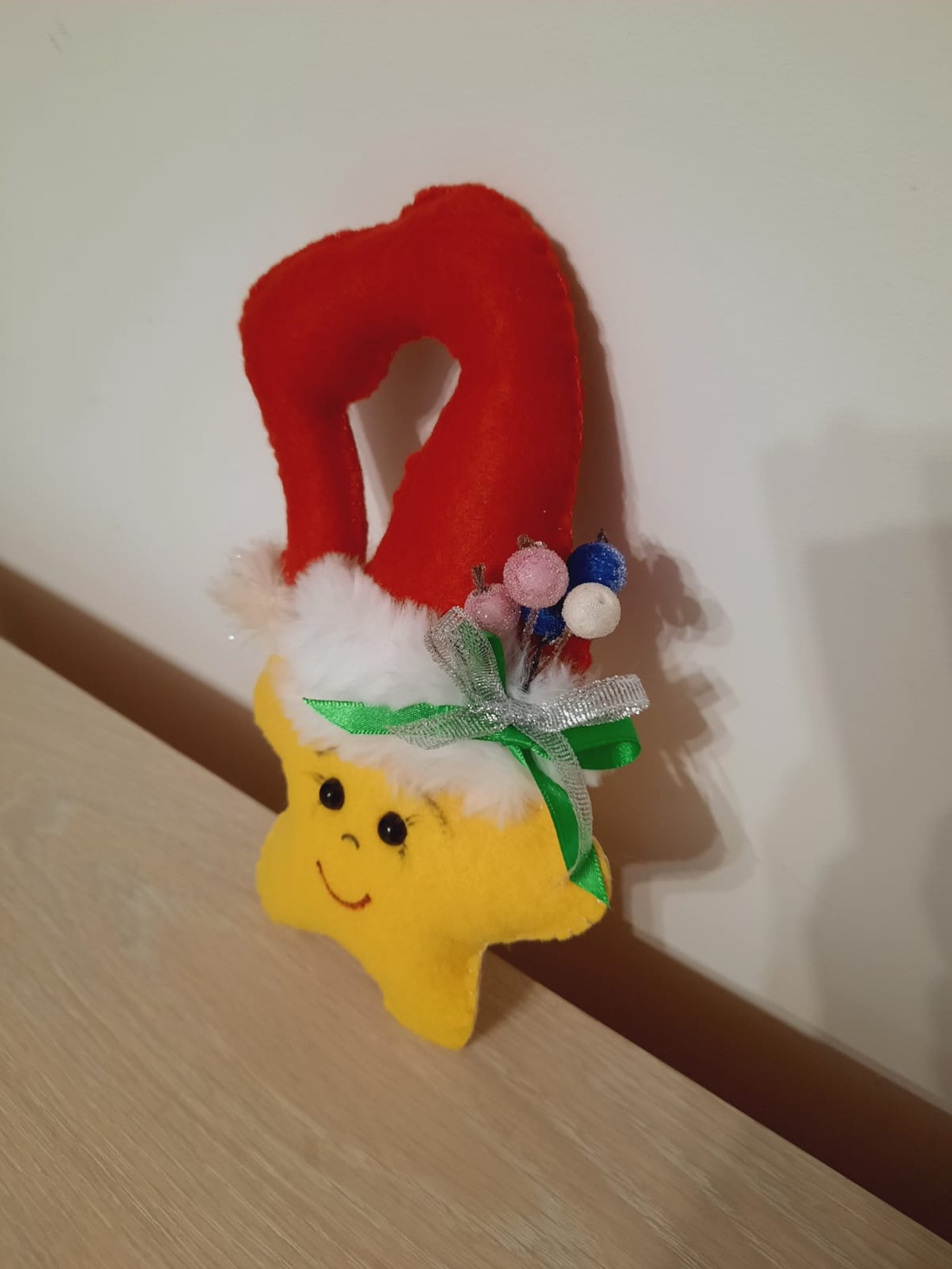 Steluta cu caciula rosie si panglica verde de agatat - crăciun - decorațiuni de crăciun de casă - globuri de crăciun - Artynos.ro