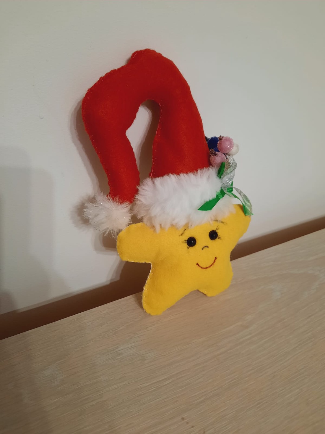 Steluta cu caciula rosie si panglica verde de agatat - crăciun - decorațiuni de crăciun de casă - globuri de crăciun - Artynos.ro