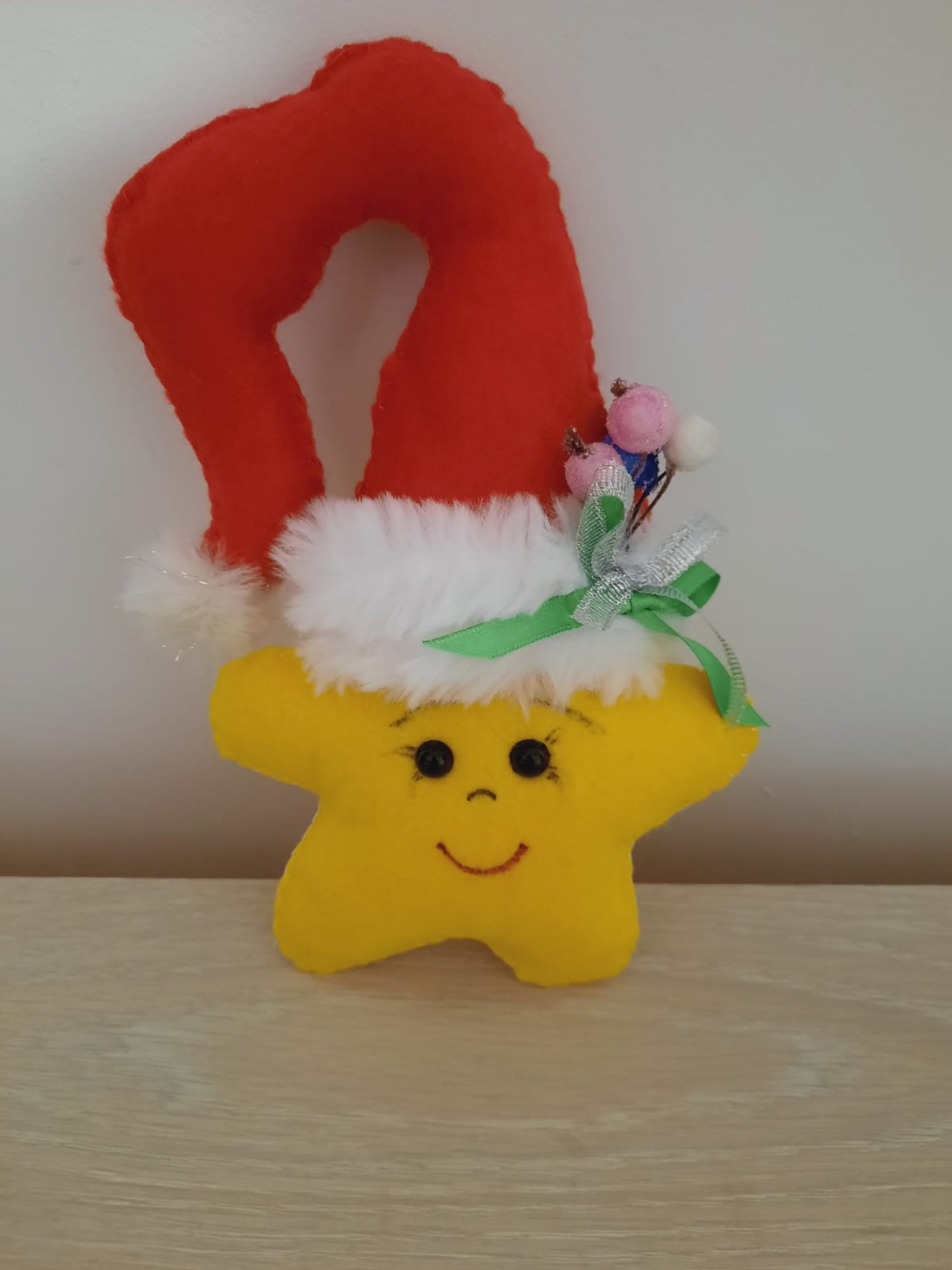 Steluta cu caciula rosie si panglica verde de agatat - crăciun - decorațiuni de crăciun de casă - globuri de crăciun - Artynos.ro