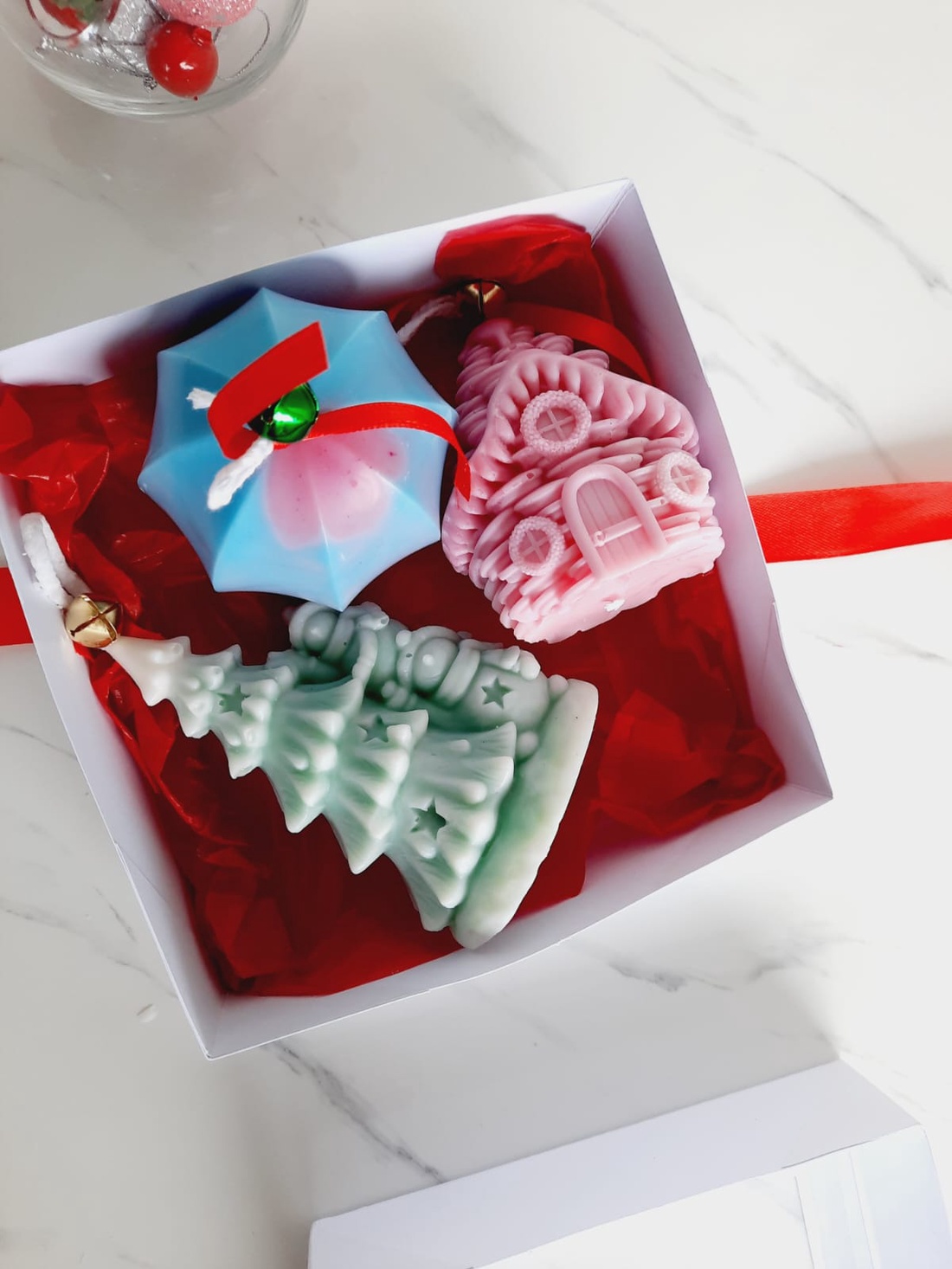 Set trei lumanari cu casa - casă & stil de viață - lumânări, parfumuri, arome - lumânări și sfeșnice - Artynos.ro