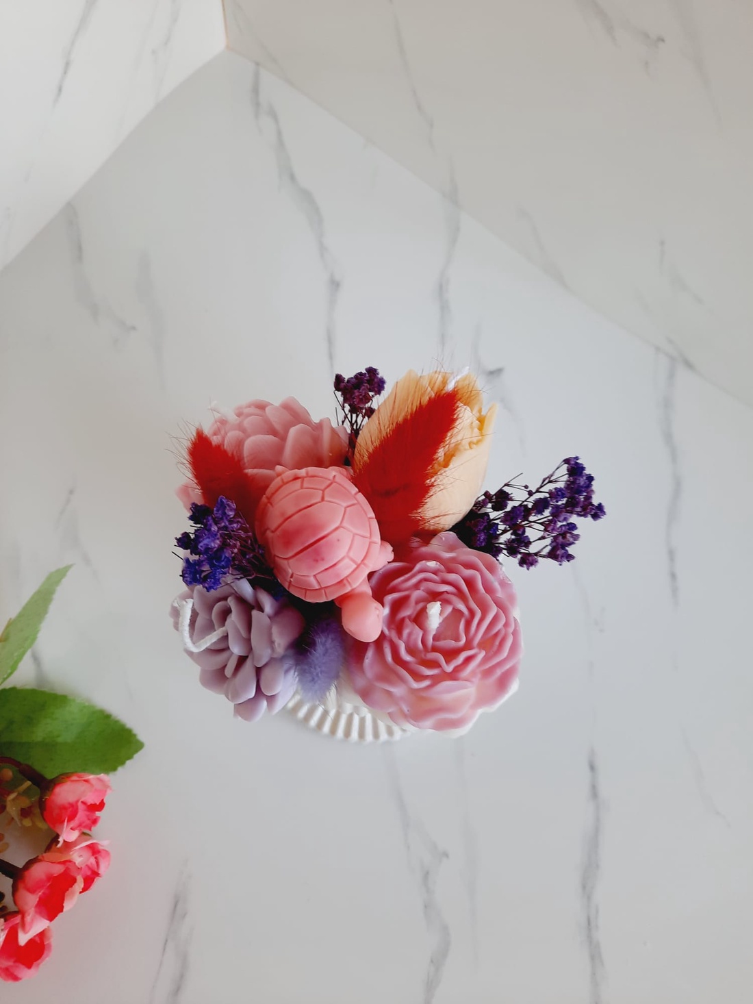 Recipient ceramic cu flori de ceara - casă & stil de viață - decorațiuni de casă - decorațiuni de masă și rafturi - decorațiuni de masă - Artynos.ro