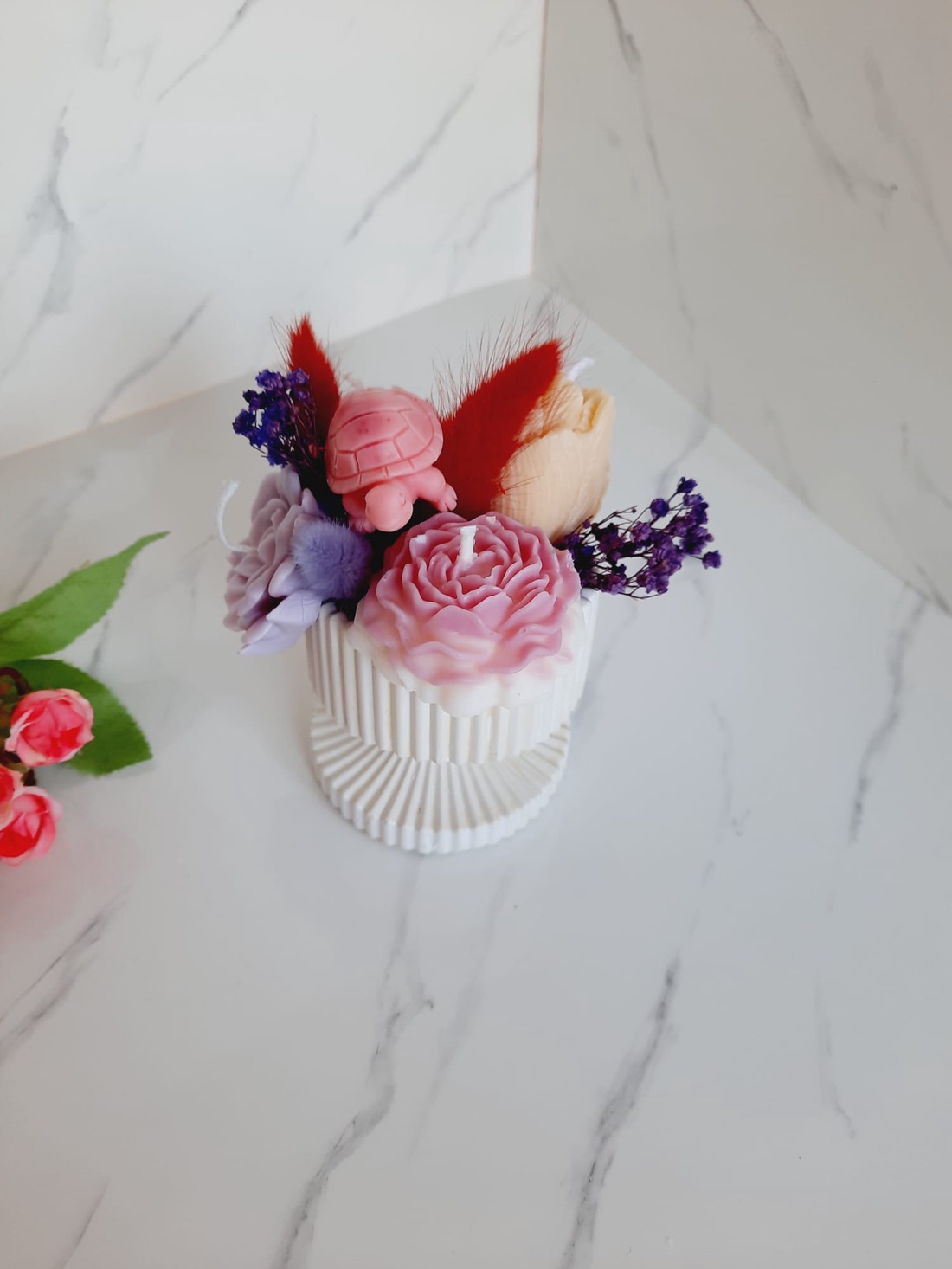 Recipient ceramic cu flori de ceara - casă & stil de viață - decorațiuni de casă - decorațiuni de masă și rafturi - decorațiuni de masă - Artynos.ro