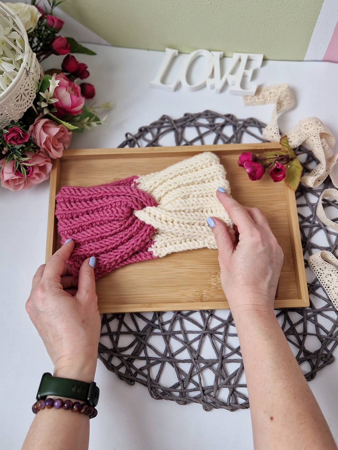 Bentiță în două culori alb unt și roz - îmbrăcăminte și modă - eșarfe, pălării, fularuri - căciulă - Artynos.ro