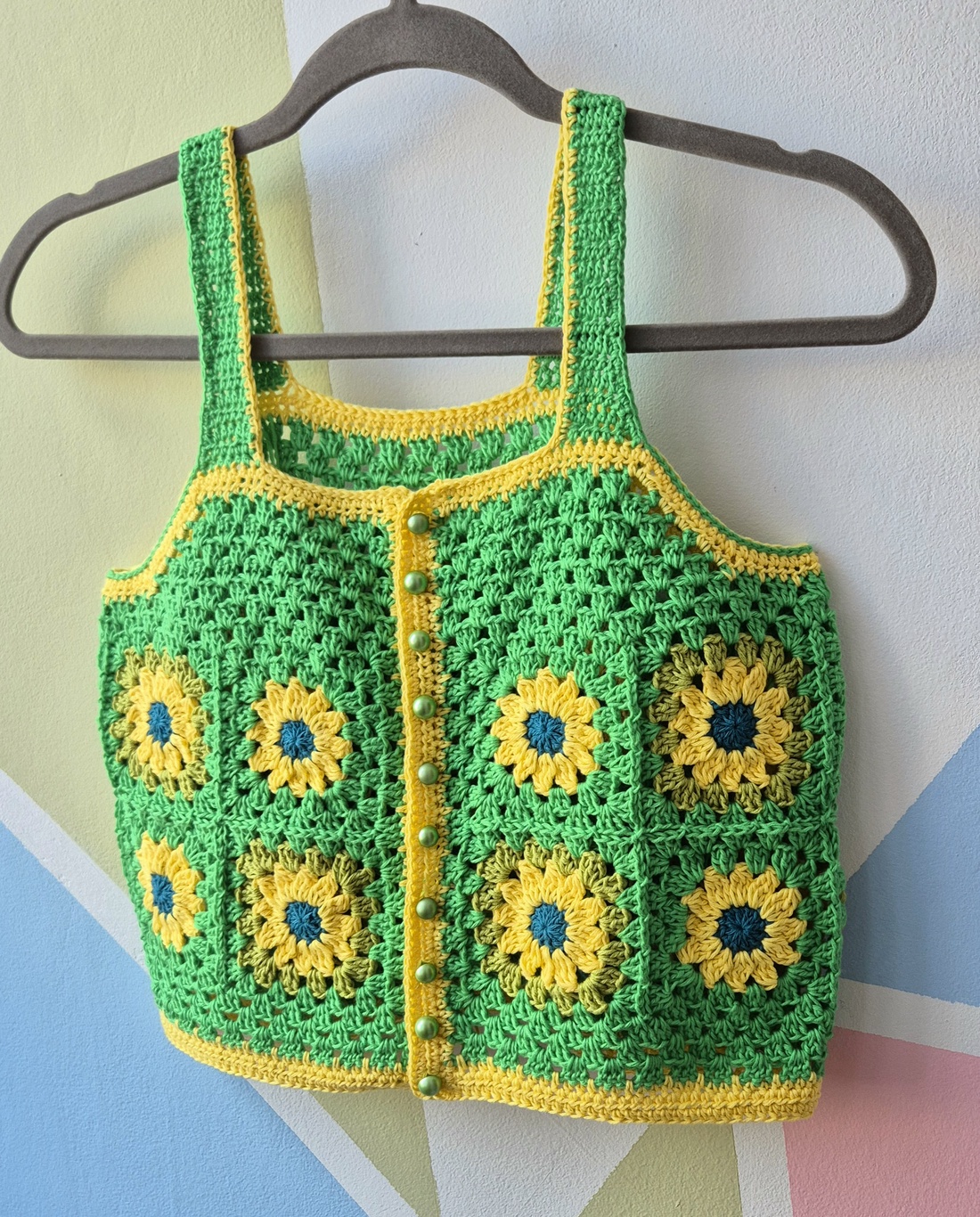 Top croșetat Floarea Soarelui - îmbrăcăminte și modă - haine damă - tricou și top de damă - Artynos.ro Top croșetat Floarea Soarelui - îmbrăcăminte și modă - haine damă - tricou și top de damă - Artynos.ro