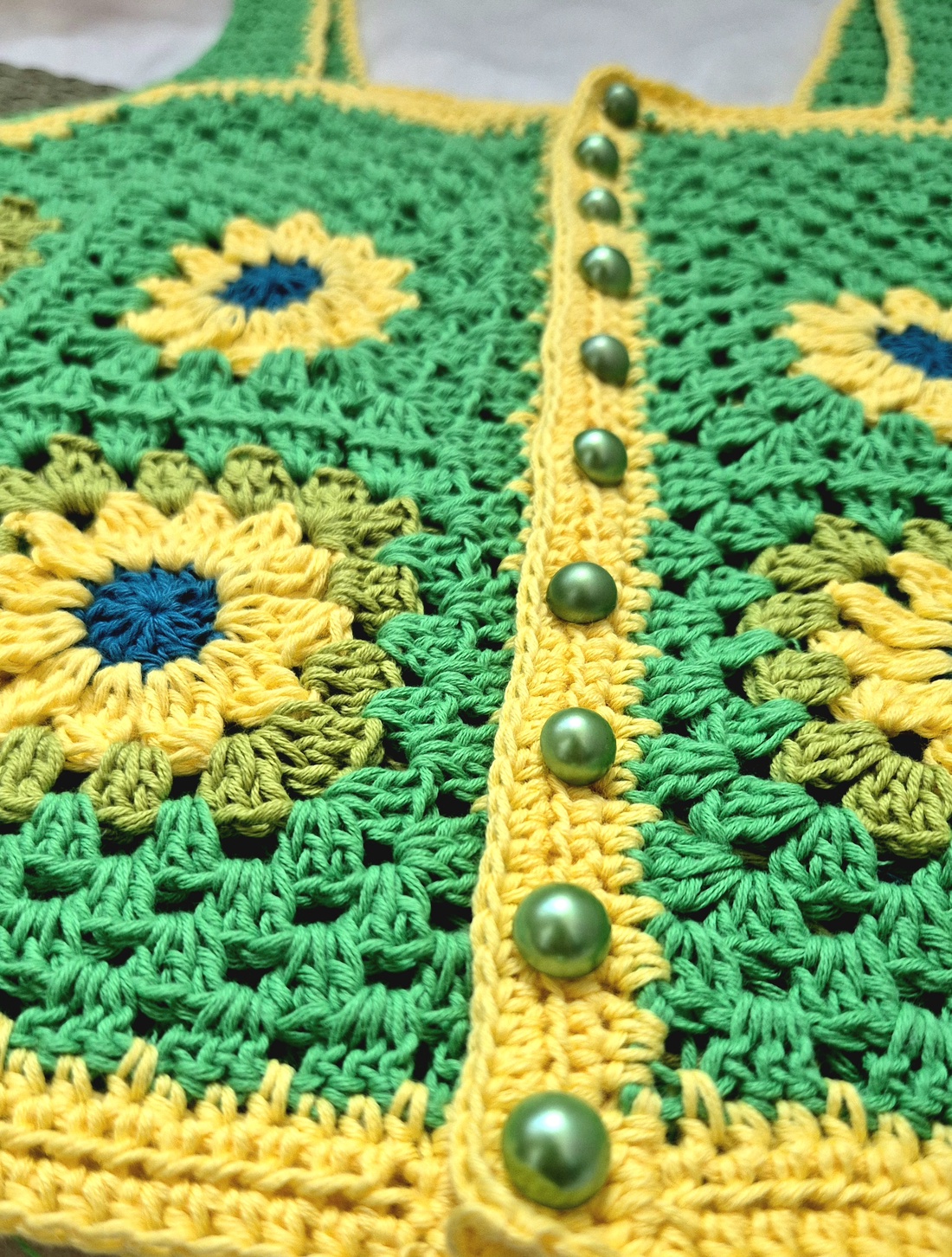 Top croșetat Floarea Soarelui - îmbrăcăminte și modă - haine damă - tricou și top de damă - Artynos.ro Top croșetat Floarea Soarelui - îmbrăcăminte și modă - haine damă - tricou și top de damă - Artynos.ro