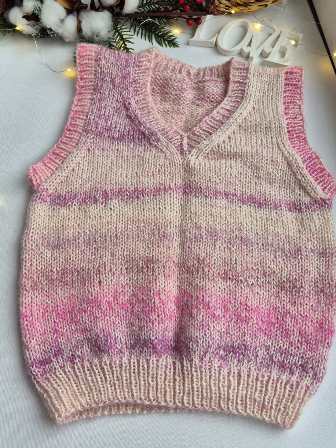 Vestă Tricotată V-Neck Pastel Dream  Căldură Pufoasă și Stil Retro - îmbrăcăminte și modă - haine damă - vestă femei - Artynos.ro