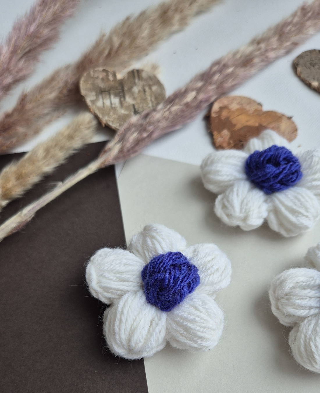 Mărțișor Handmade Tip Broșă � Flower Power White Blue - bijuterii - broșe - Artynos.ro