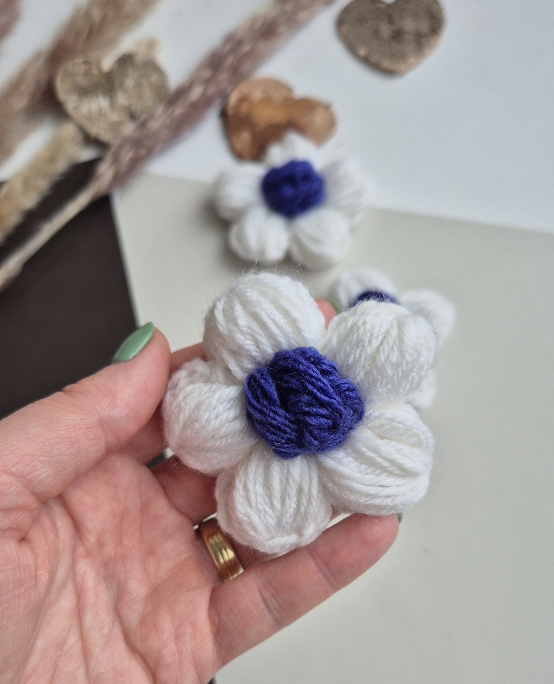 Mărțișor Handmade Tip Broșă � Flower Power White Blue - bijuterii - broșe - Artynos.ro