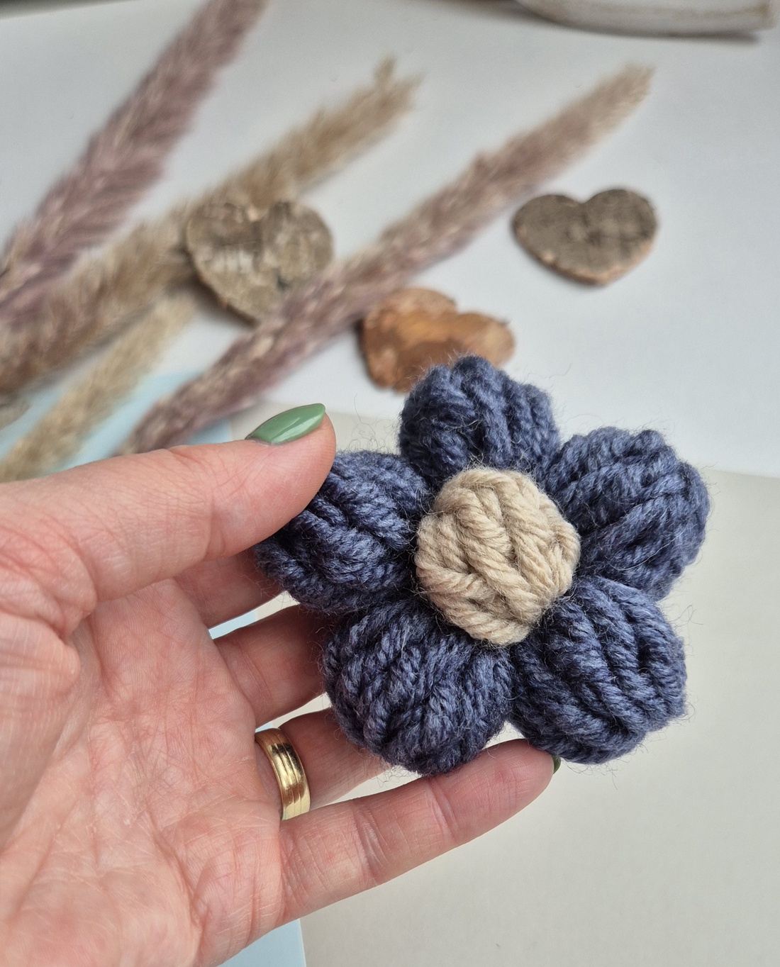 Mărțișor Handmade Tip Broșă � Flower Power Denim Sand - bijuterii - broșe - Artynos.ro
