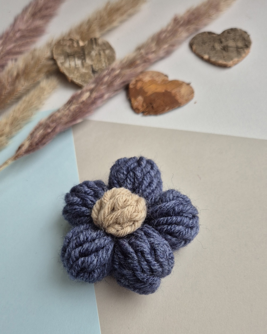 Mărțișor Handmade Tip Broșă � Flower Power Denim Sand - bijuterii - broșe - Artynos.ro