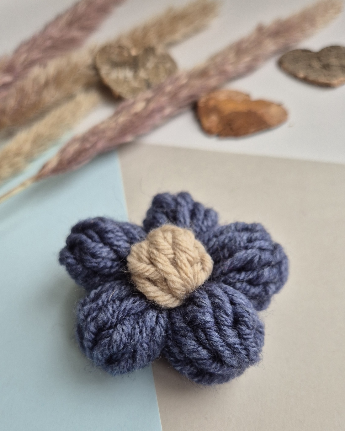 Mărțișor Handmade Tip Broșă � Flower Power Denim Sand - bijuterii - broșe - Artynos.ro