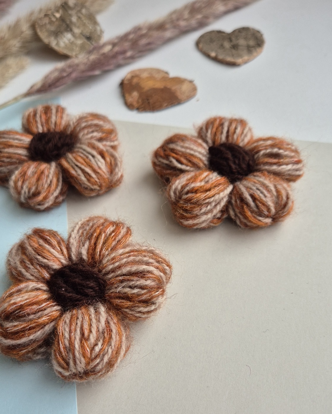 Mărțișor Handmade Tip Broșă � Flower Power Ruginiu și Ciocolată - bijuterii - broșe - Artynos.ro