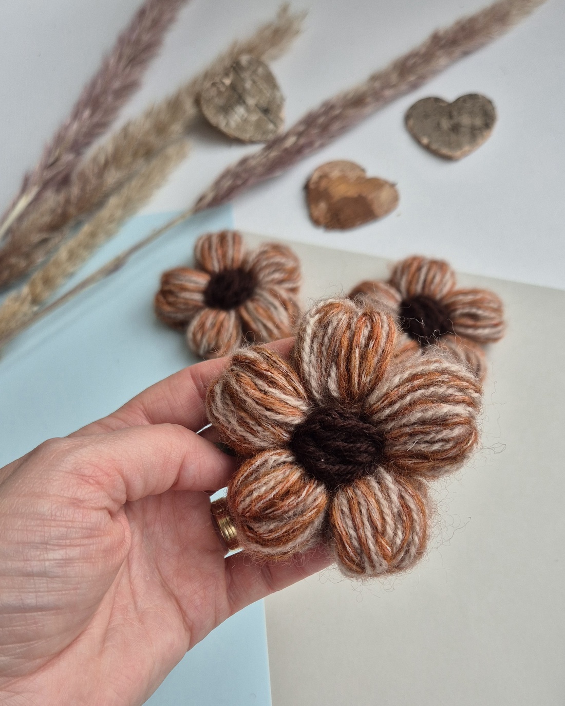 Mărțișor Handmade Tip Broșă � Flower Power Ruginiu și Ciocolată - bijuterii - broșe - Artynos.ro