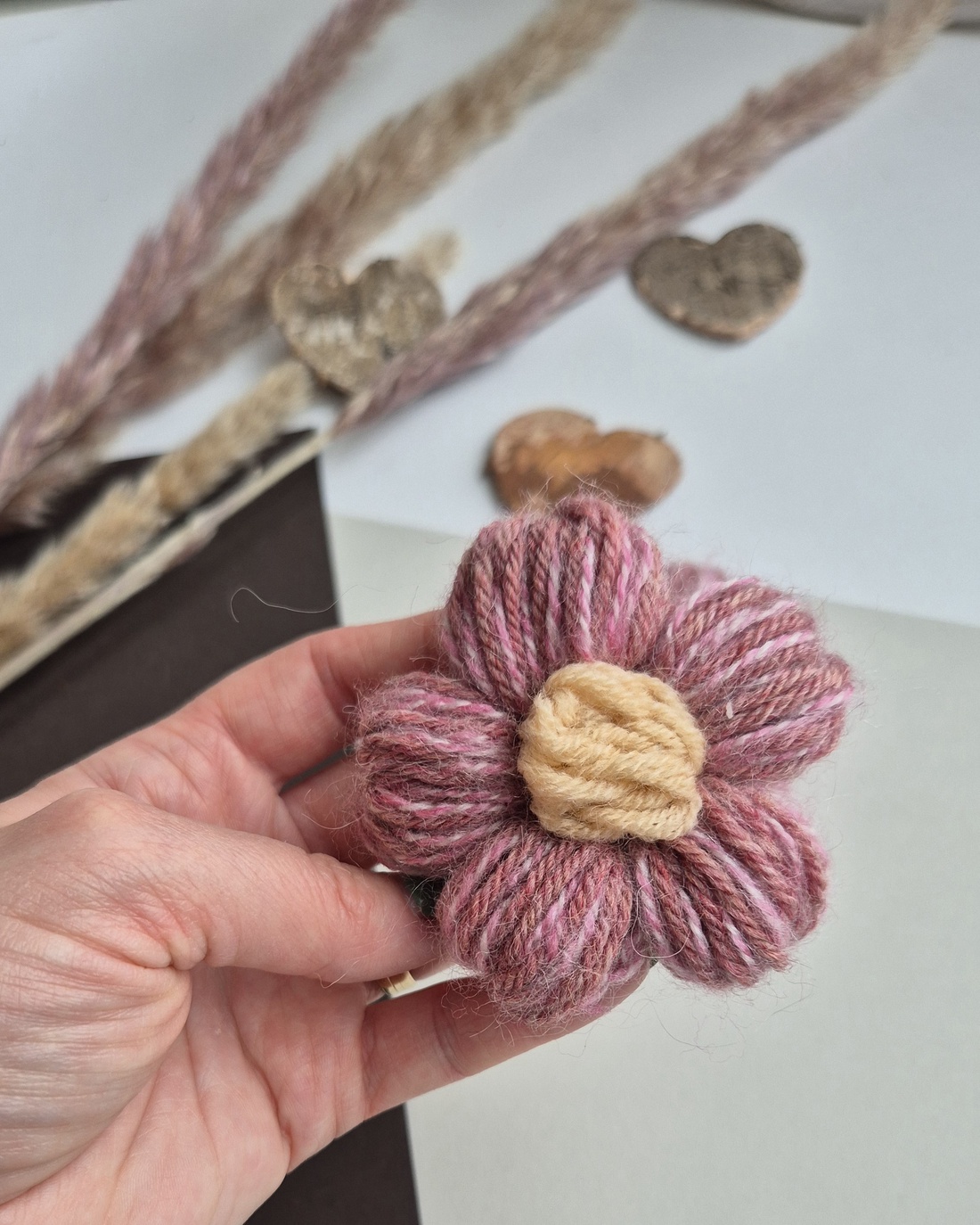 Mărțișor Handmade Tip Broșă � Flower Power Dusty Pink - bijuterii - broșe - Artynos.ro