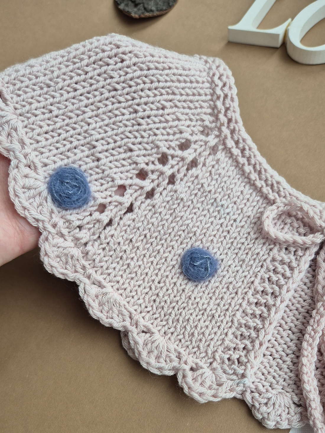 Guler Între rânduri - brodat cu trandafiri - îmbrăcăminte și modă - haine damă - bluze damă - Artynos.ro