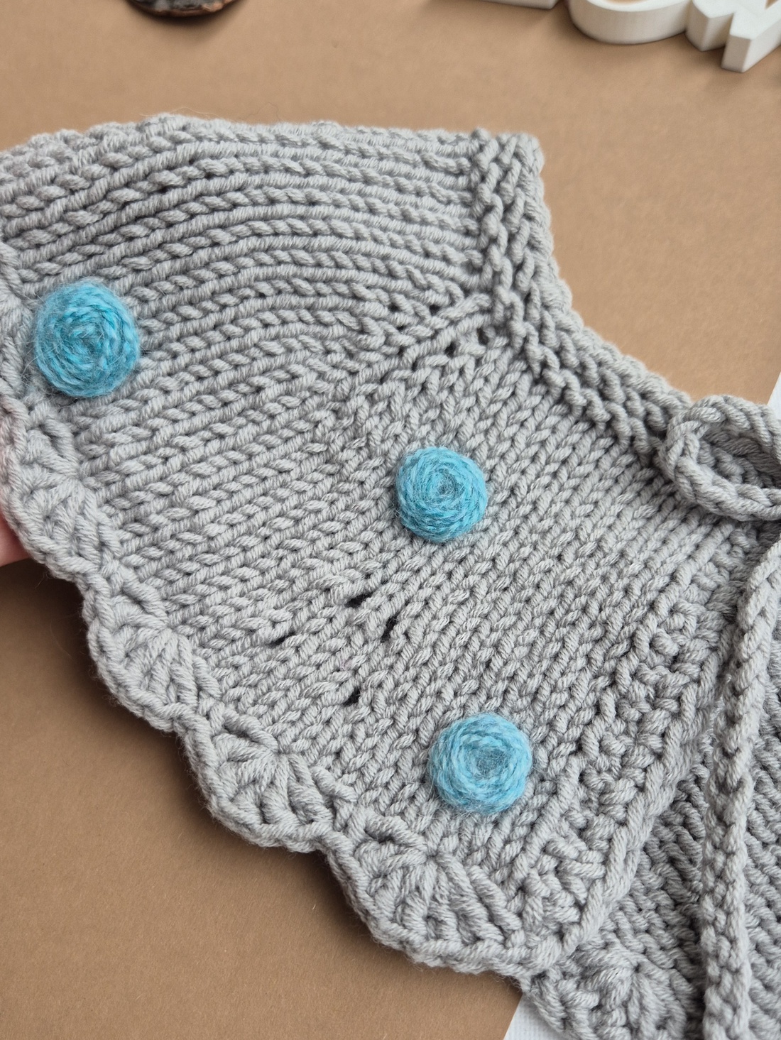 Guler Între rânduri - brodat cu trandafiri - îmbrăcăminte și modă - haine damă - bluze damă - Artynos.ro