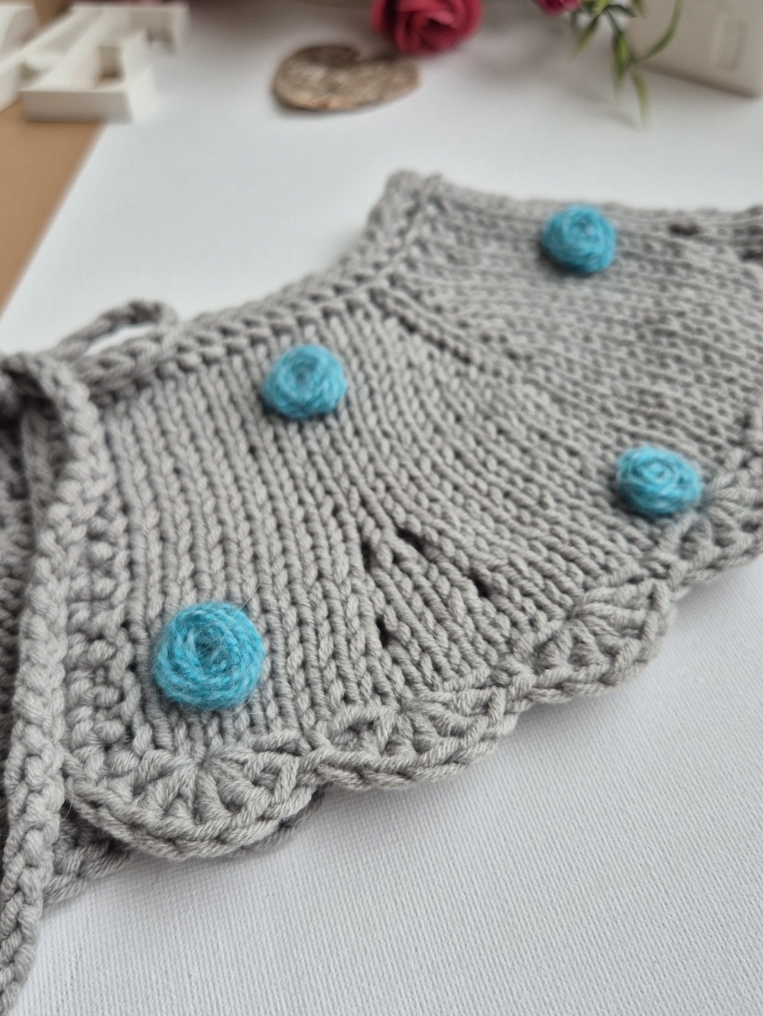 Guler Între rânduri - brodat cu trandafiri - îmbrăcăminte și modă - haine damă - bluze damă - Artynos.ro