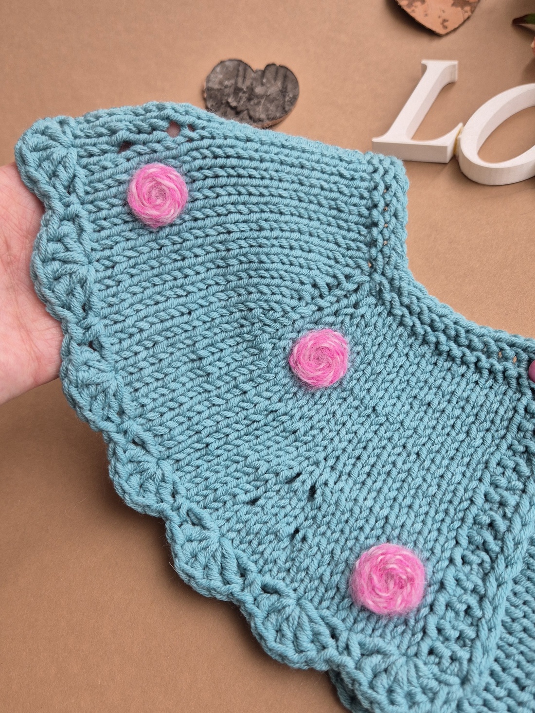 Guler Între rânduri - brodat cu trandafiri - îmbrăcăminte și modă - haine damă - bluze damă - Artynos.ro