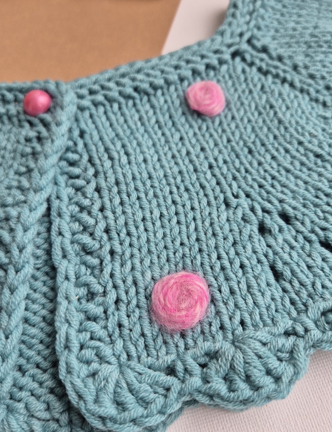 Guler Între rânduri - brodat cu trandafiri - îmbrăcăminte și modă - haine damă - bluze damă - Artynos.ro