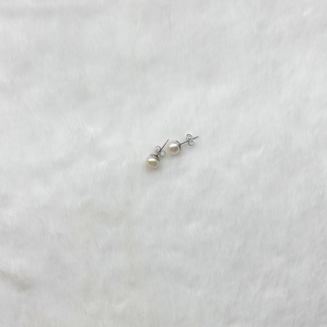 Cercei pin cu perle naturale de cultură - accesorii nuntă - bijuterii mireasă - cercei mireasă - Artynos.ro Cercei pin cu perle naturale de cultură - accesorii nuntă - bijuterii mireasă - cercei mireasă - Artynos.ro