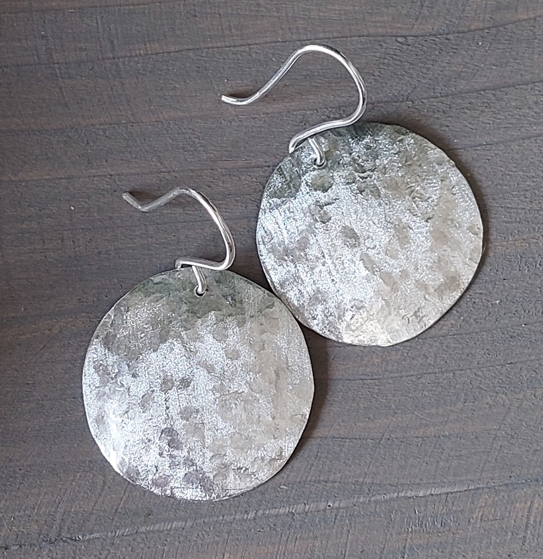 Cercei circulari din aluminiu cu pandantiv - bijuterii - cercei hoops - Artynos.ro Cercei circulari din aluminiu cu pandantiv - bijuterii - cercei hoops - Artynos.ro