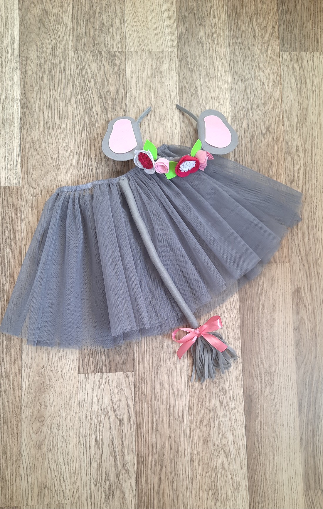 Costum de carnaval cu coadă de elefant și fustă - îmbrăcăminte și modă - costume și măști de carnaval - costume - Artynos.ro Costum de carnaval cu coadă de elefant și fustă - îmbrăcăminte și modă - costume și măști de carnaval - costume - Artynos.ro