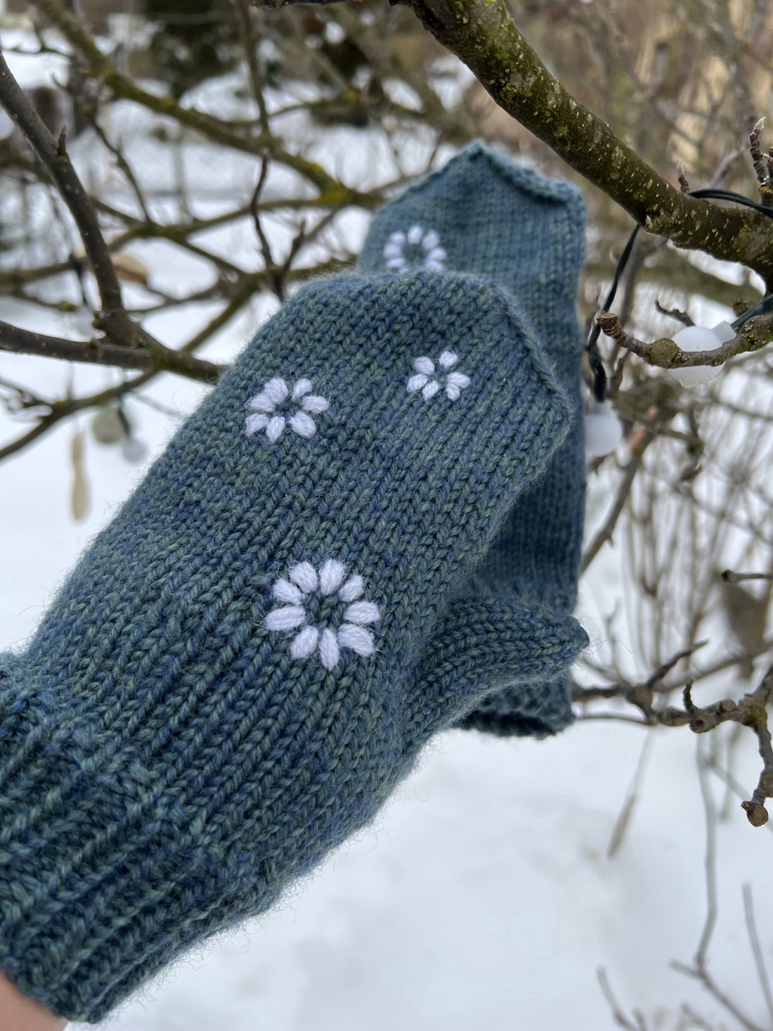 Mănuși din lână tricotate manual, cu flori brodate (mărime S-M) - îmbrăcăminte și modă - eșarfe, pălării, fularuri - mănușă - Artynos.ro