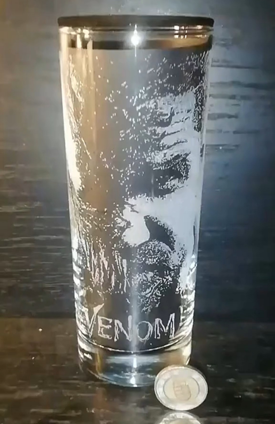 Pahar de sticlă cu modelul lui Venom și Eddie Brock (Tom Hardy)  -  - Artynos.ro