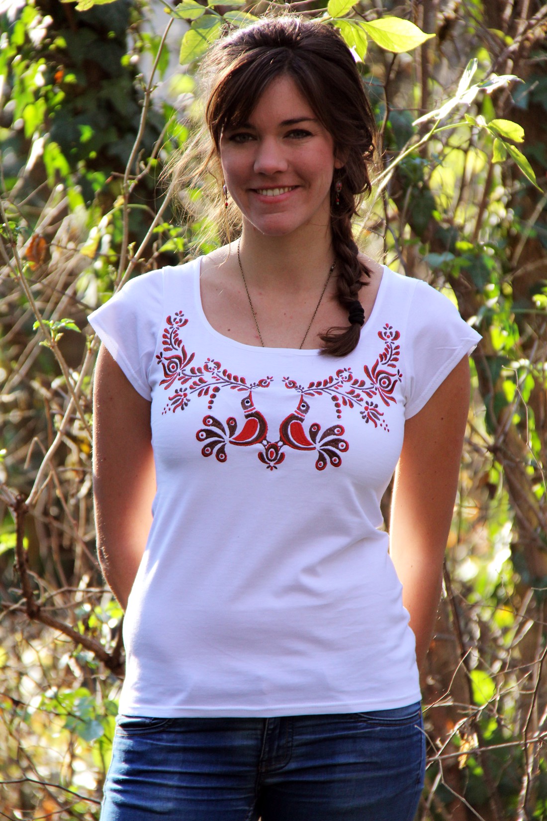Tricou matyo brodat cu pasăre maro brodată - - Artynos.ro Tricou matyo brodat cu pasăre maro brodată - - Artynos.ro