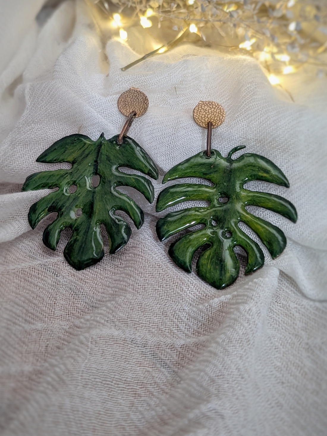 Cercei din Cupru și Rășină UV Wow Monstera - bijuterii - cercei - cercei agățați - Artynos.ro Cercei din Cupru și Rășină UV Wow Monstera - bijuterii - cercei - cercei agățați - Artynos.ro